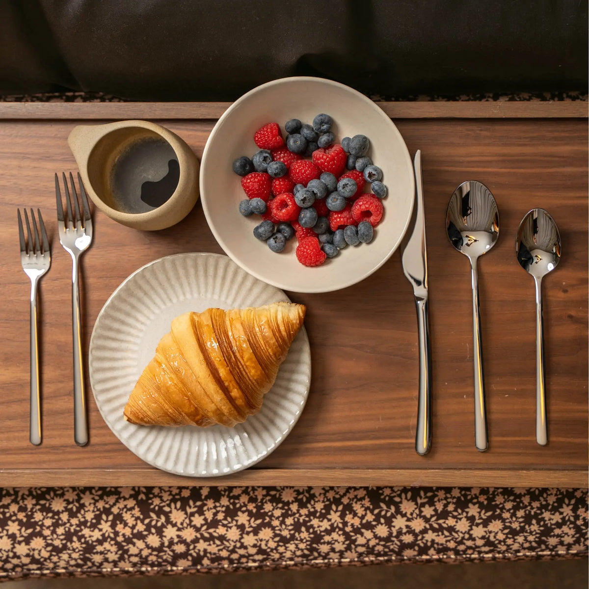 Emilia Mirror 20-Piece Flatware Set Italic